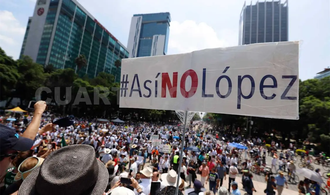 Marchan contra gobierno de AMLO