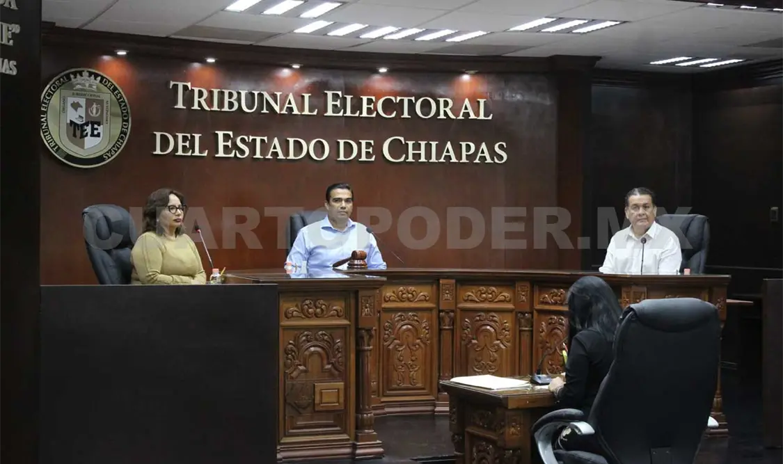 Obligan a edil a tomar protesta a regidoras tzotziles