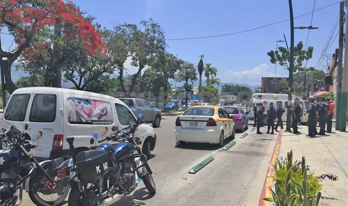 Mujer herida tras chocar taxi y Partner