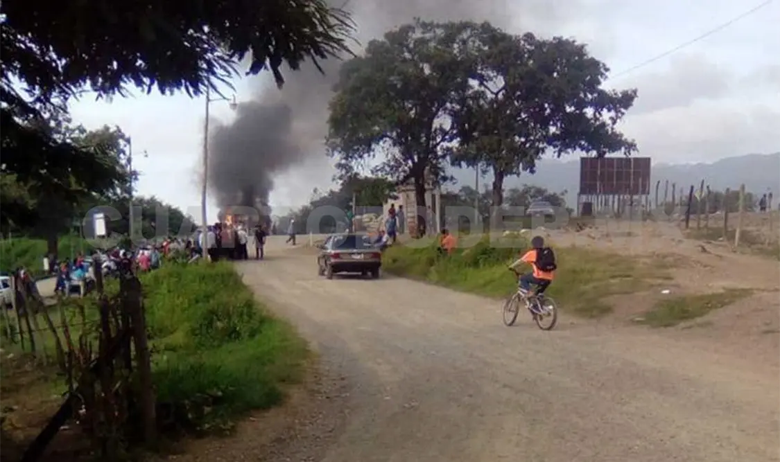 Policías y habitantes se enfrentan a tiros en Bochil