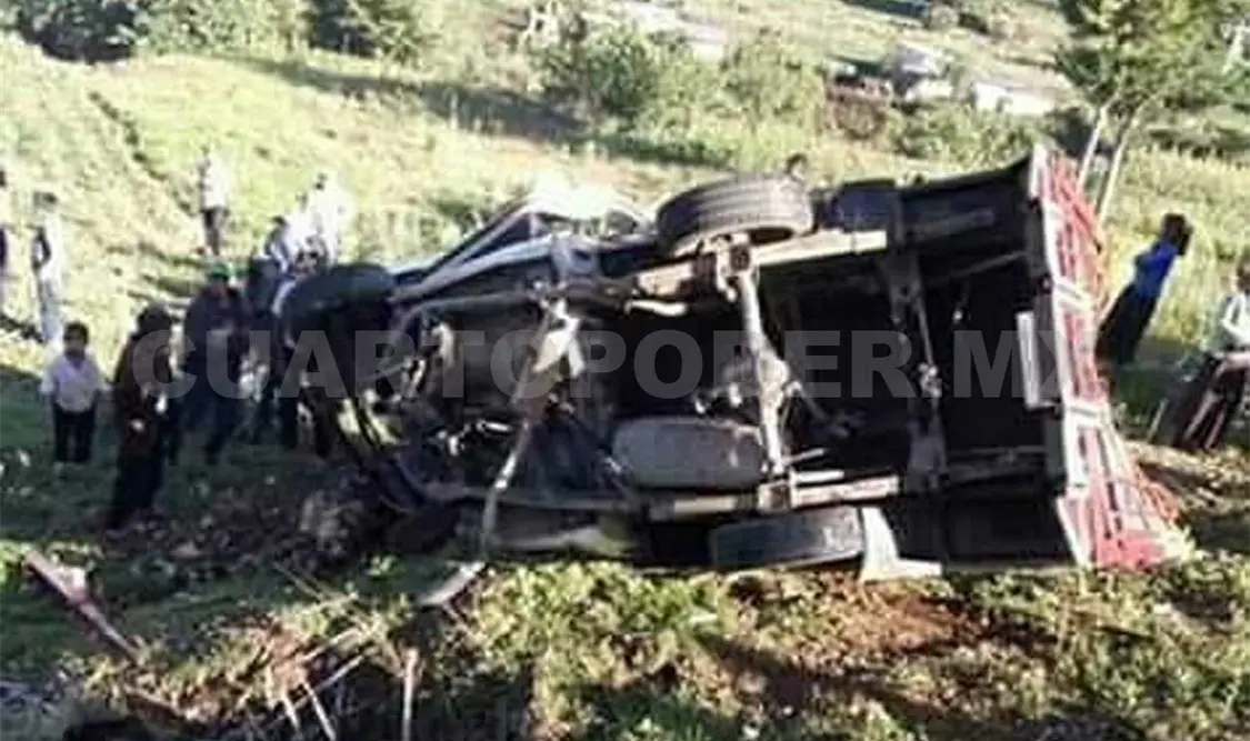Cuatro muertos y tres heridos en fatal volcadura
