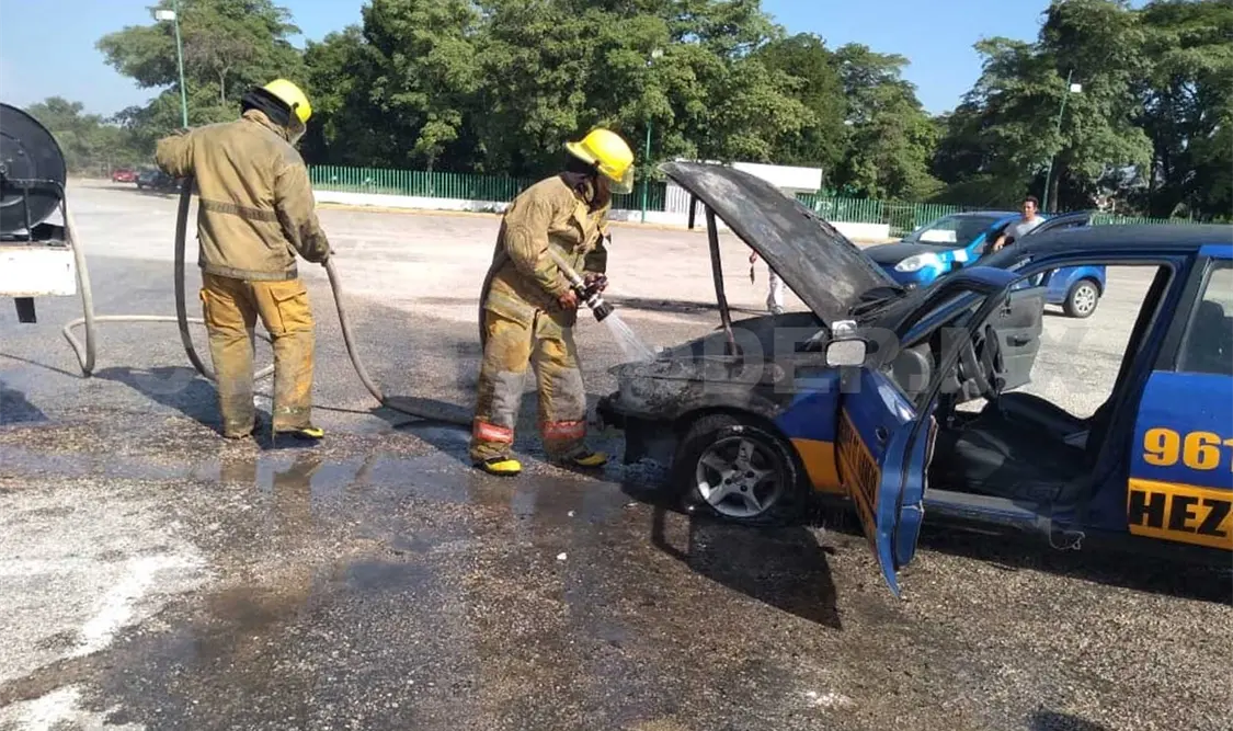 Cortocircuito causa incendio de un Tsuru