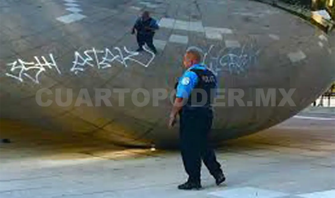 Personal de seguridad custodiando el Millennium Park de Chicago.