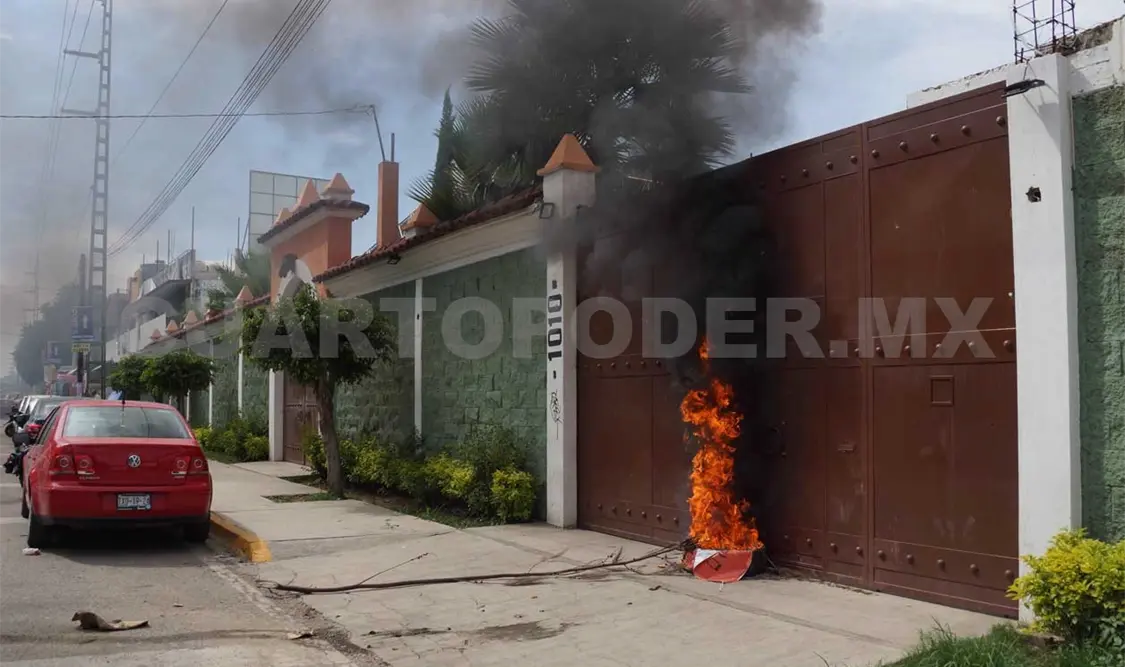 La Sección 22 incendió llantas en los dos accesos al salón e hizo pintas en contra de la exdirigente del SNTE. El Universal