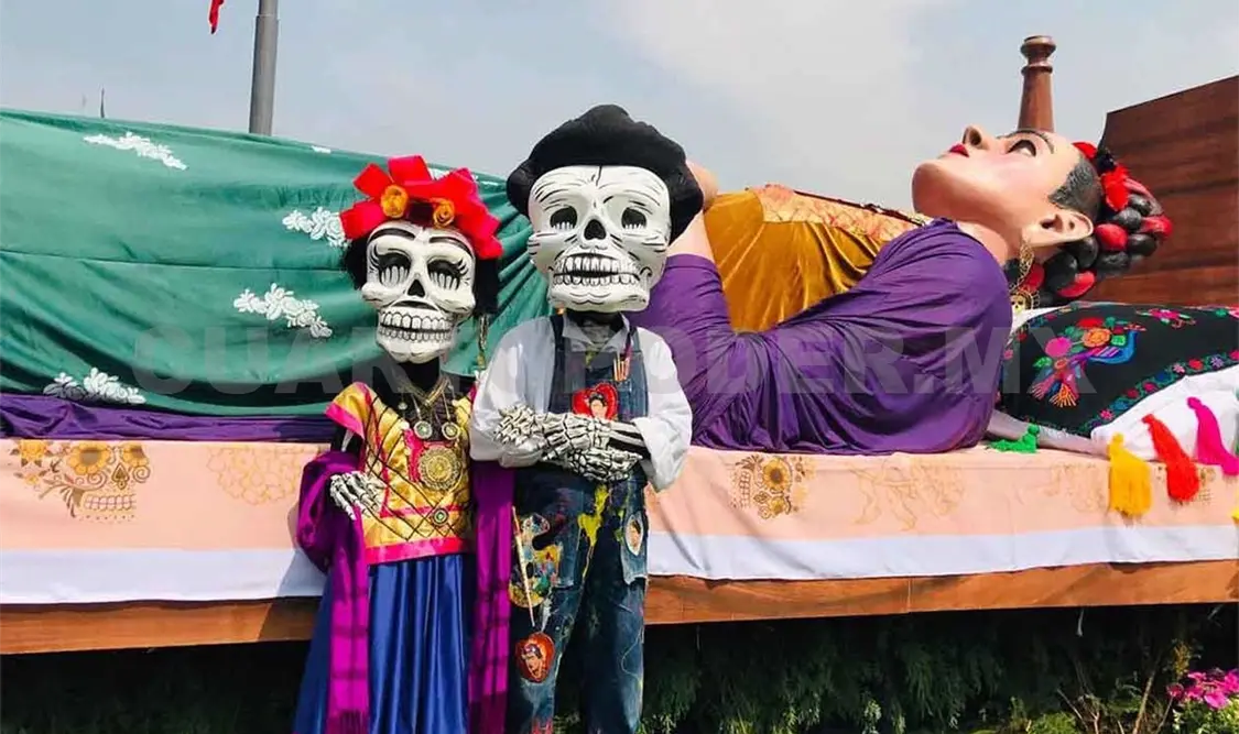 La muestra se compone de varias pinturas realizadas por artistas nacionales e internacionales y diferentes figuras hechas con flores.