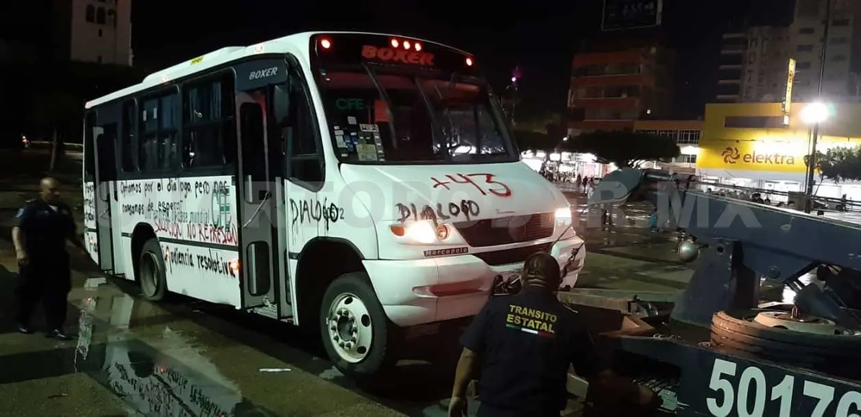 Normalistas vandalizan camión
