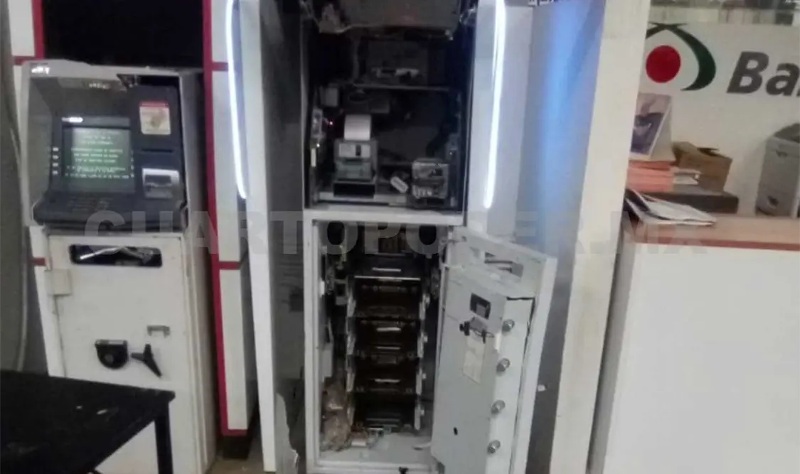 Vacían cajero automático y amarran a los guardias