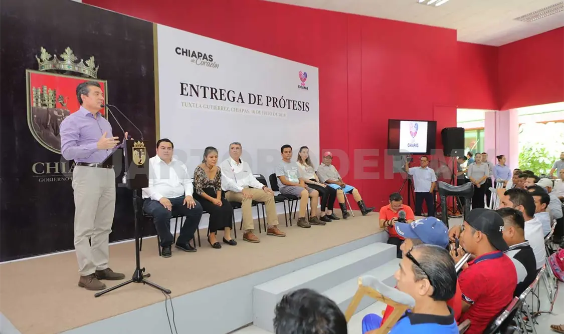 Realiza Rutilio Escandón entrega de prótesis
