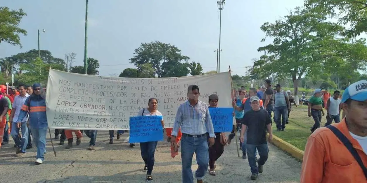 Mujeres obreras realizan trabajos pesados