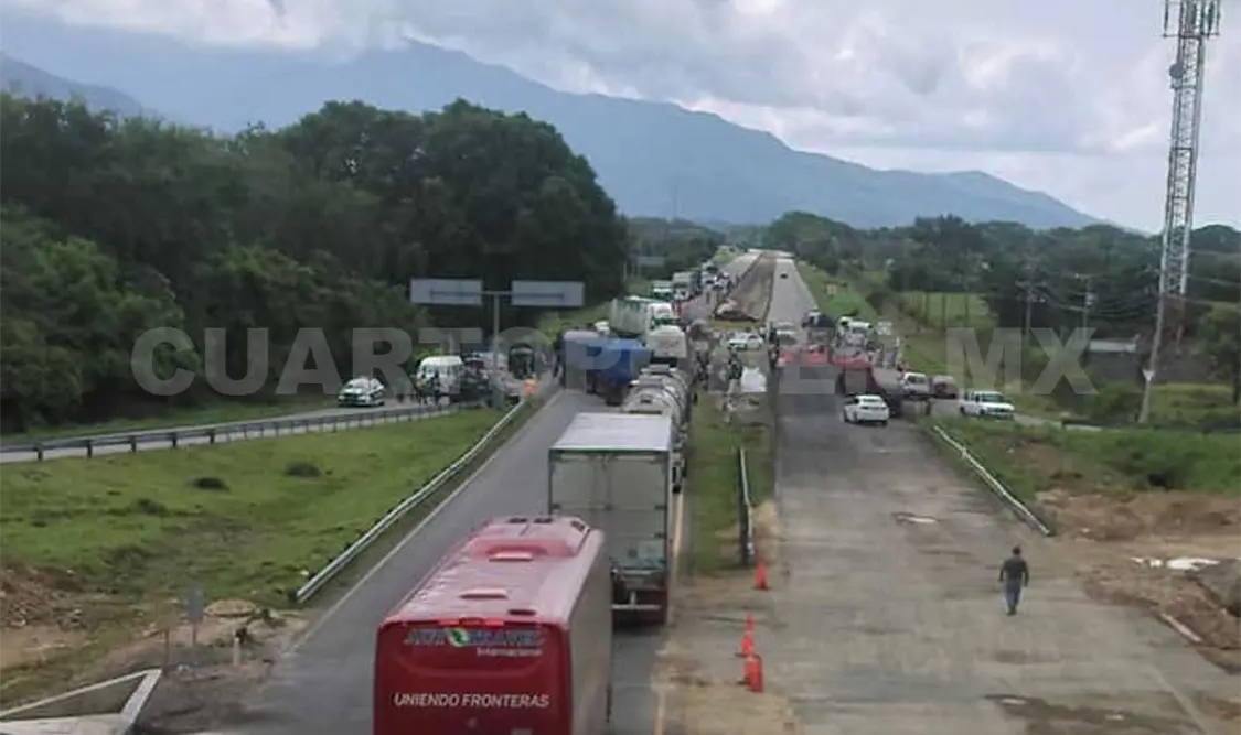Pescadores bloquean carreteras de la costa