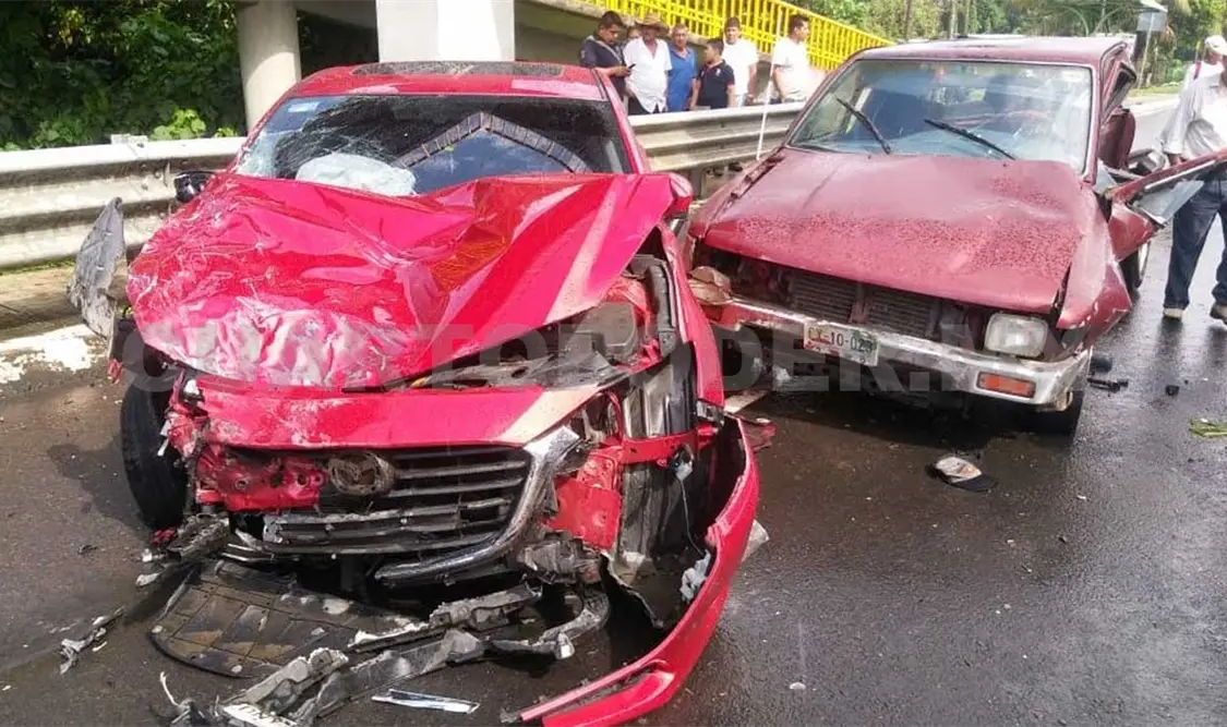 Alcaldesa provoca fuerte accidente; dos lesionados