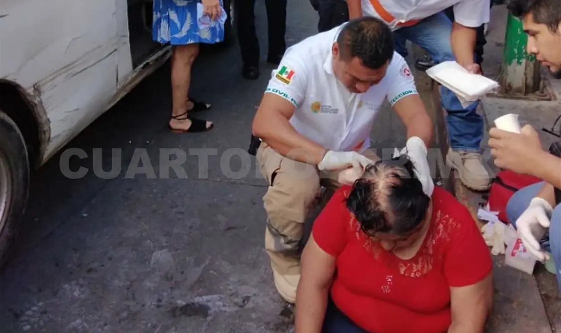 Combi embiste y lesiona a mujer en la zona Centro