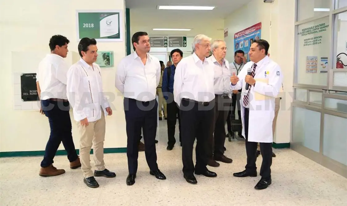 AMLO firma memorándum para sustituir Seguro Popular
