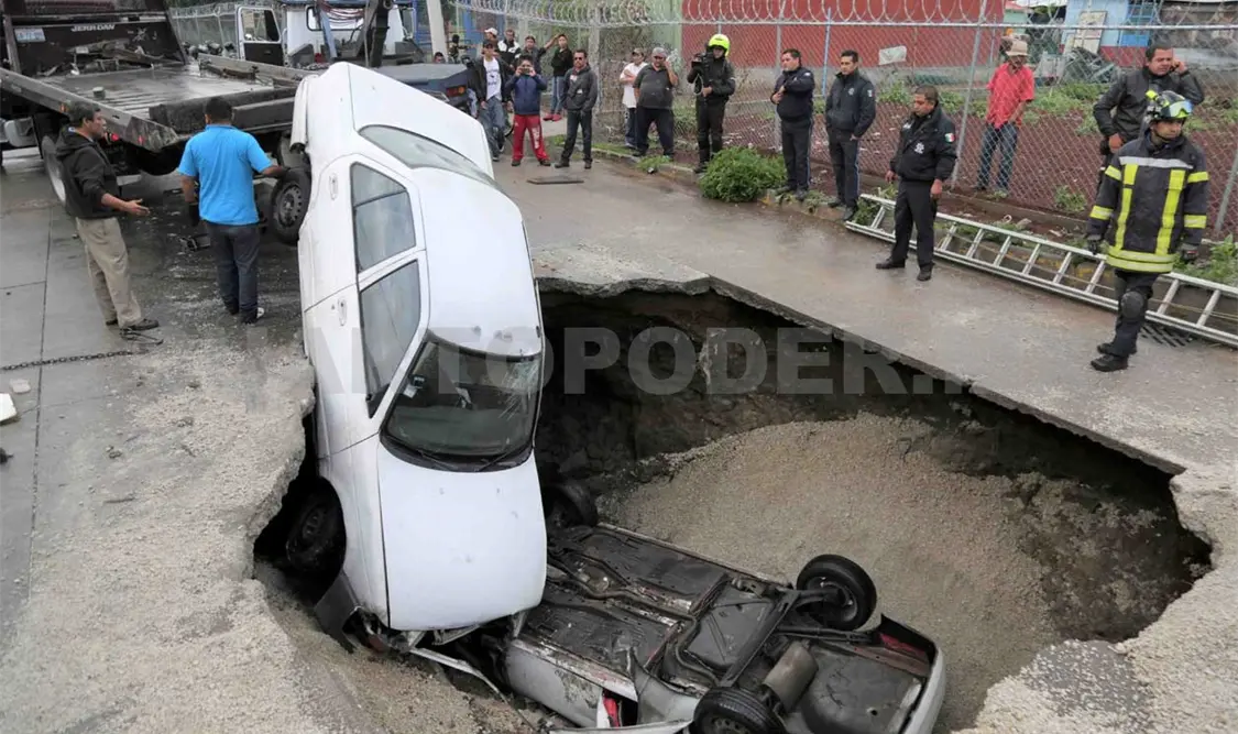 Caen dos vehículos a socavón en Ecatepec