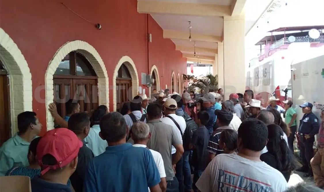 Campesinos toman la presidencia municipal