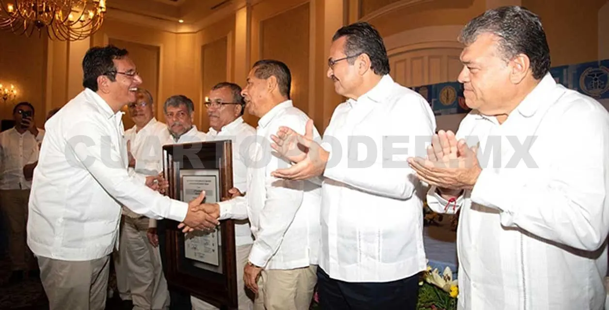 Investigador recibe reconocimiento