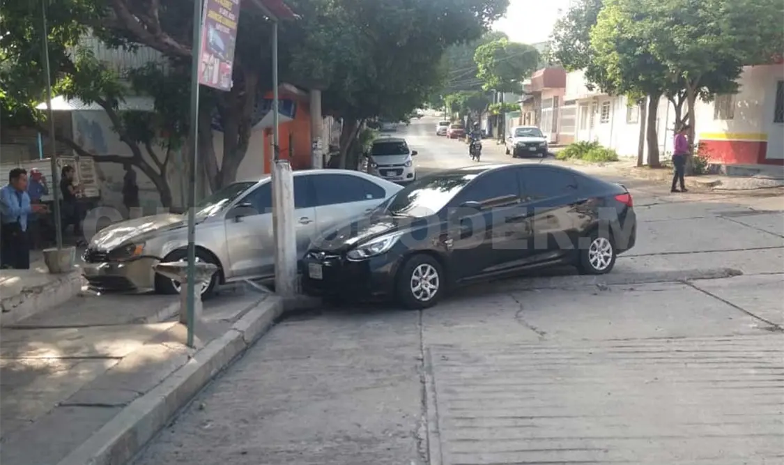 Choque de particulares deja elevados daños
