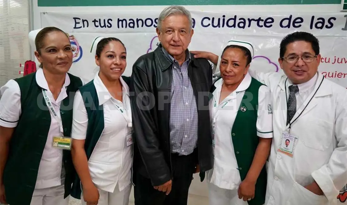 El Ejecutivo federal acompañado de personal médico del hospital rural Villamar, en Michoacán. Presidencia