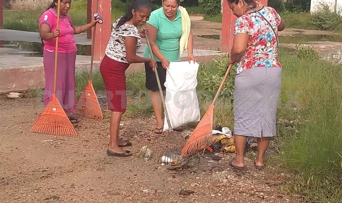 Vendedoras locales realizan limpieza. Noel Vázquez / CP
