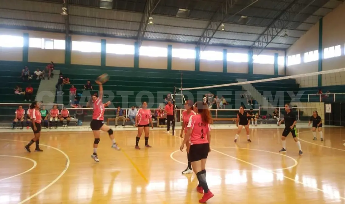 Las “reinas” lograron venir de atrás en su juego, para llevarse una valiosa victoria en el certamen local. Freddy Manga/CP