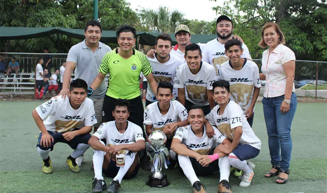 La presidenta de la liga reconoció y entregó el trofeo a los nuevos campeones del futbol siete. Cortesía