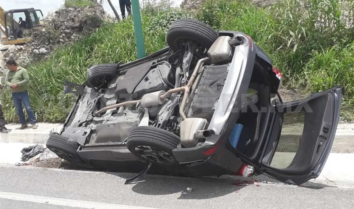 El exceso de velocidad provocó que el conductor perdiera el control tras impactar contra el concreto, quedando volcado sobre su lado derecho. Edberg Mayorga / CP