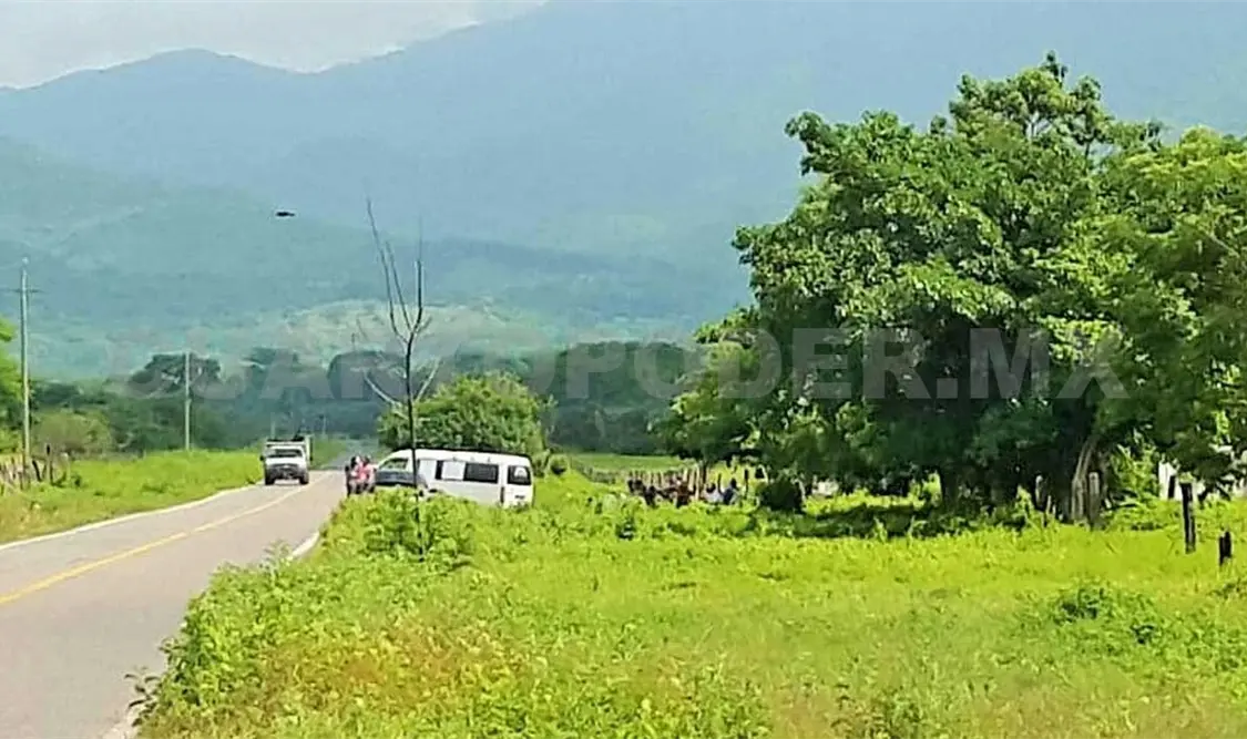 Bloqueo de transportistas en poblado de Tres Picos
