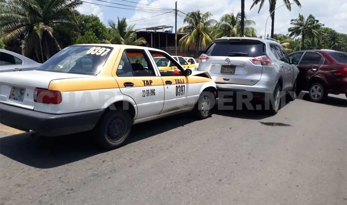 Tres vehículos chocan y provocan carambola