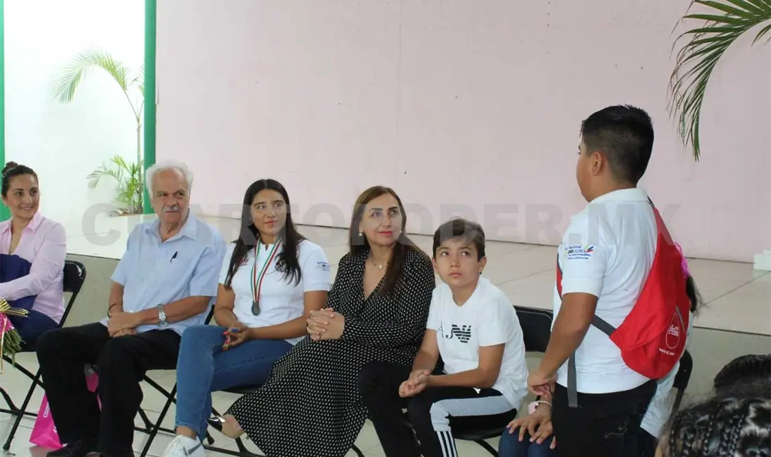 Presidenta del DIF recibe a medallista de plata