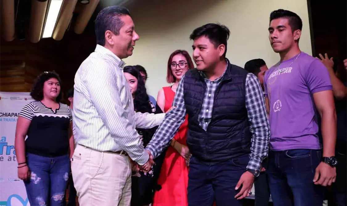 El fiscal general acudió como testigo de honor a la puesta en escena de “El silencio hace la noche” en el Centro Cultural Jaime Sabines. CP