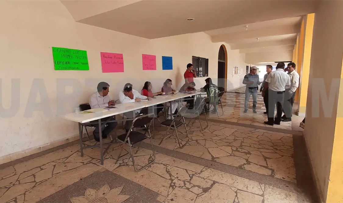 A diario, cuatro de las 10 personas que forman parte del Cabildo dan atención en los pasillos. Adolfo Abosaid / CP