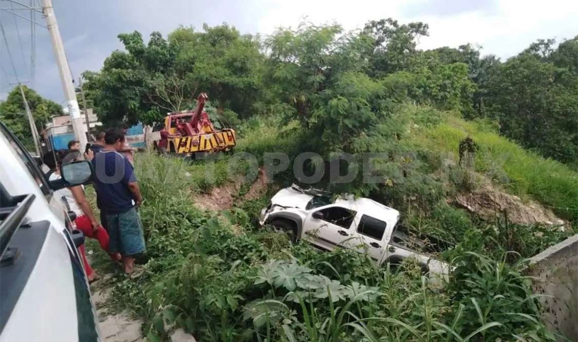 Acelerado quedó volcado al fondo de un barranco