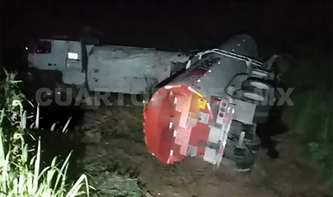 Conductor resulta herido al volcar su pipa cisterna