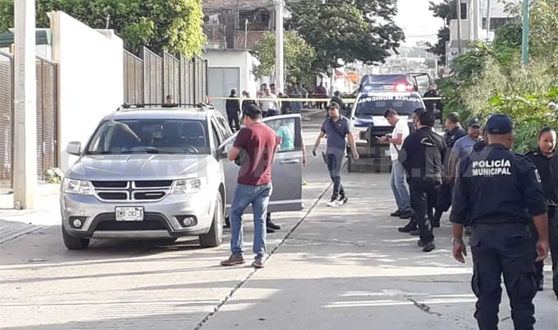 Asesinan a una mujer y hieren al conductor de la camioneta