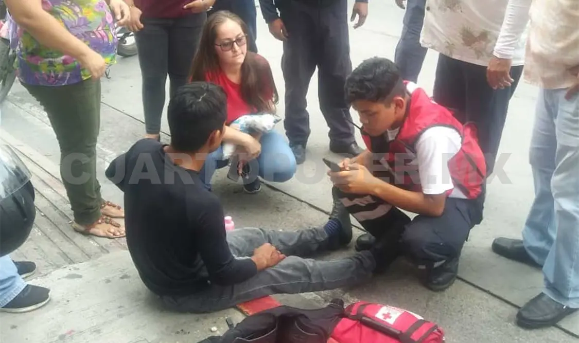 Acelerado motociclista se estrella contra un taxi