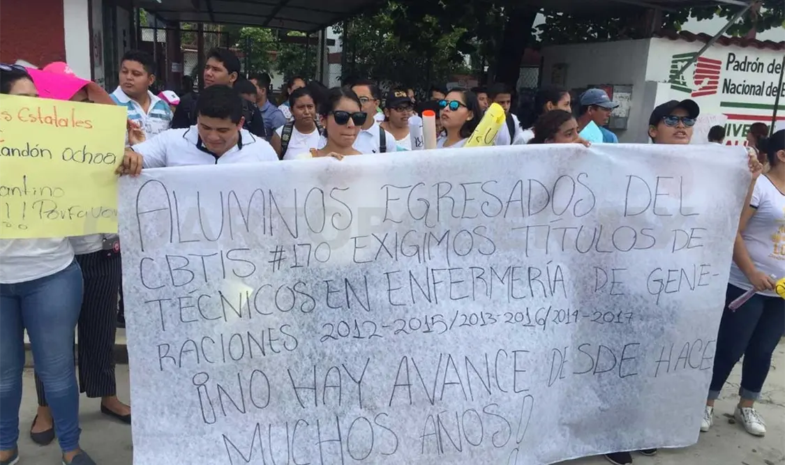 Alumnos del CBTis 170 reclaman sus títulos técnicos