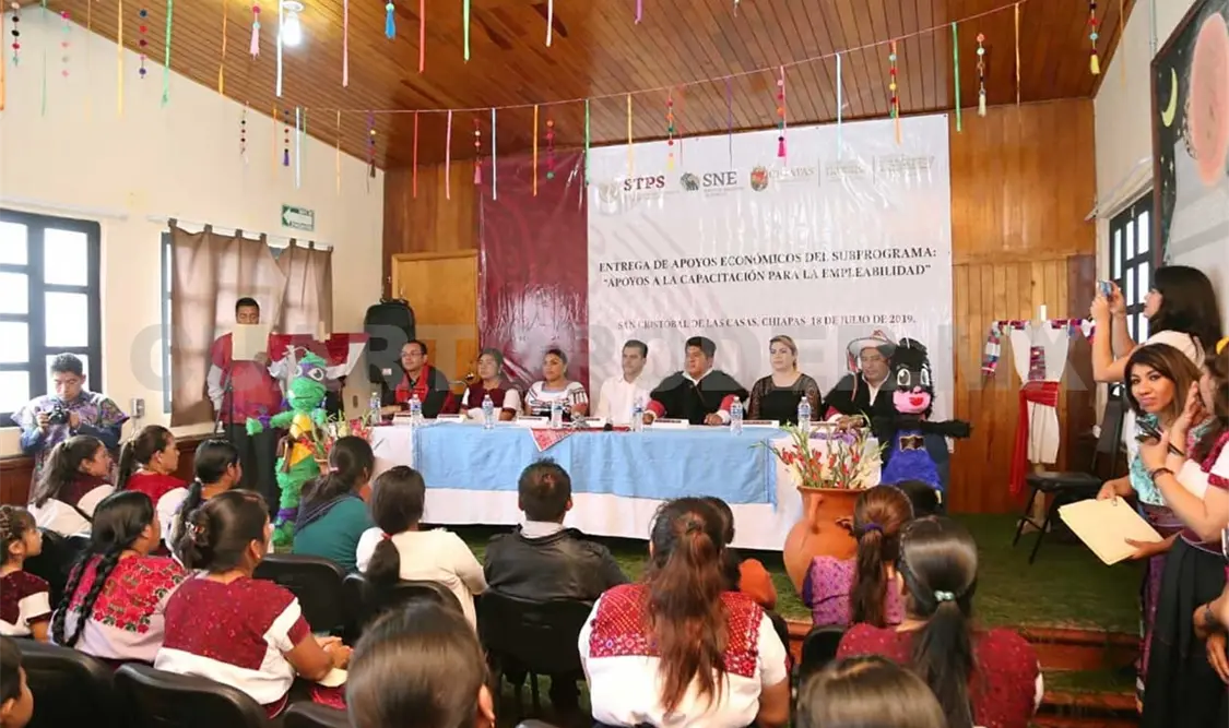 Entregan becas de capacitación a mujeres indígenas