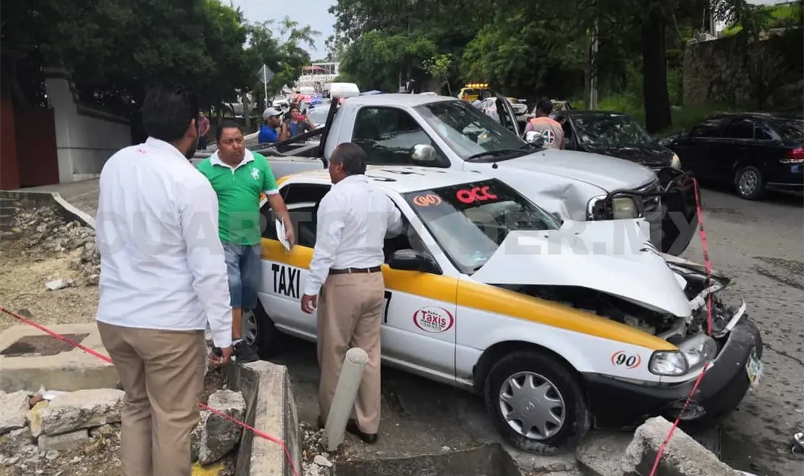 Conductor de taxi queda prensado en encontronazo