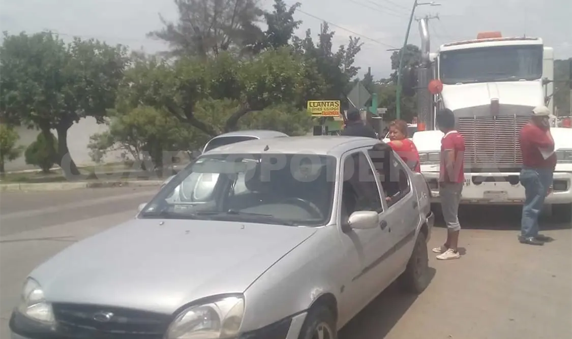 “Coloso” impacta a sedán; tres personas lesionadas