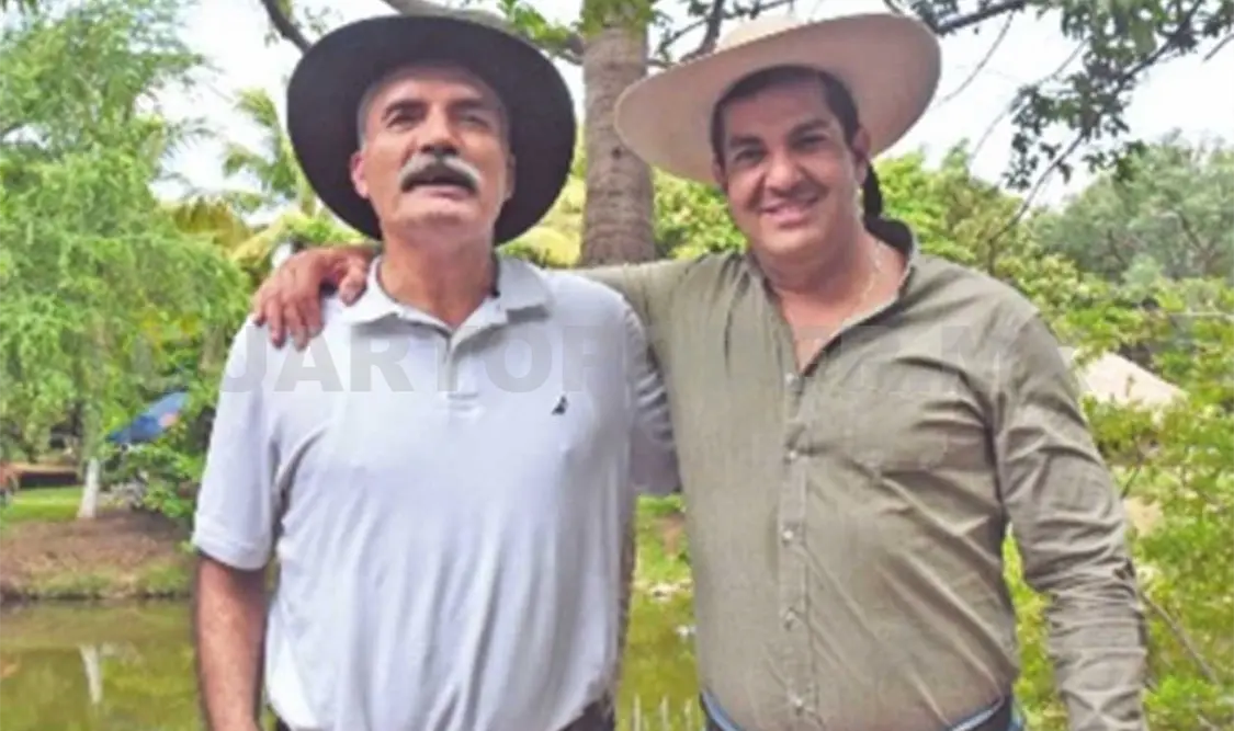 Mireles y el funcionario de Segob pactan el desarme de las autodefensas a cambio de empleo. Agencias