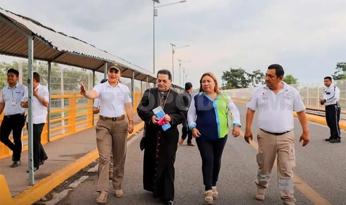 El obispo en Canadá, Marín Saavedra, hizo un recorrido por los pasos informales en el río Suchiate. CP