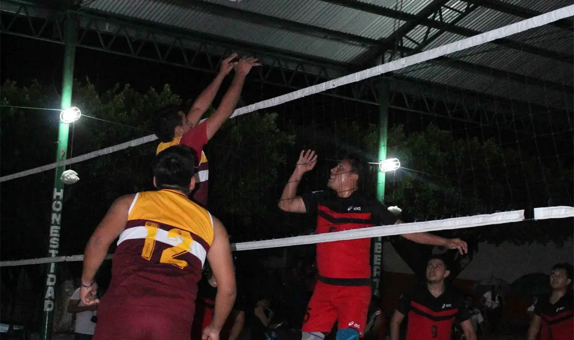Los primeros partidos tuvieron como escenario las canchas del panteón municipal, pero la lluvia impidió que se continuara ahí. Freddy Manga/CP