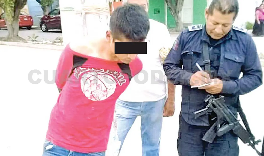 El sujeto fue sorprendido mientras intentaba ingresar a un domicilio del lugar; quiso darse a la fuga, sin embargo fue alcanzado metros más adelante y amarrado a un poste de la CFE. Edberg Mayorga / CP