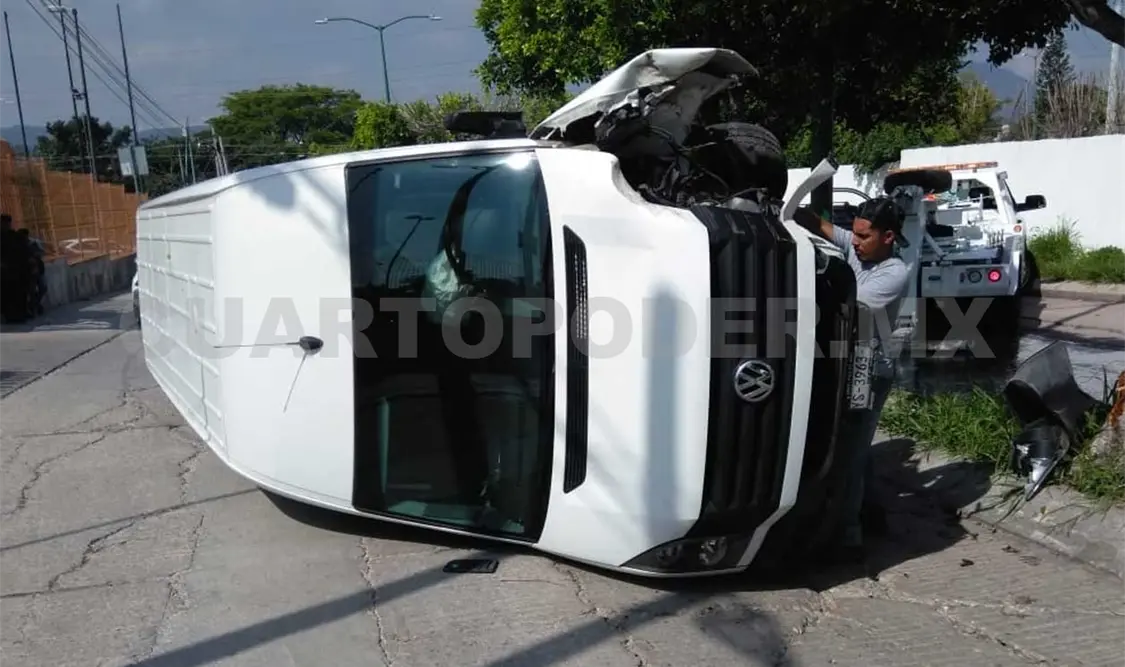 Al parecer fue el exceso de velocidad lo que provocó que al perder el control se estrellara en árbol y volcara. Edberg Mayorga / CP