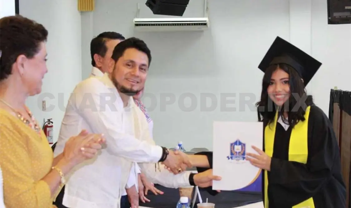 Reciben certificados de primaria y secundaria