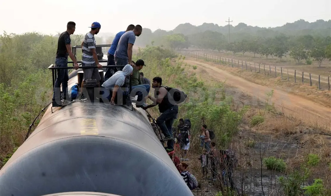 Migrantes dejan el tren y emigran en lanchas
