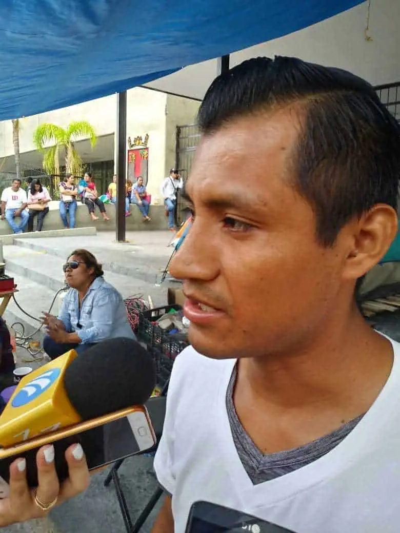 Los maestros llevan una semana plantados en la entrada del palacio estatal. CP