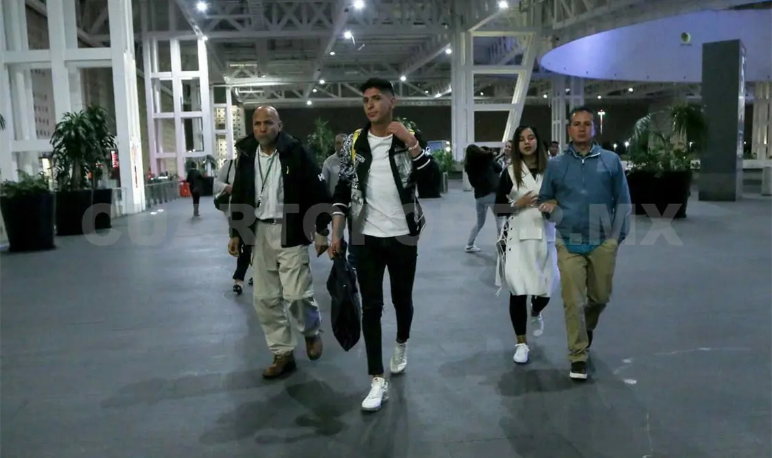 Reciben a Edson Álvarez en Holanda
