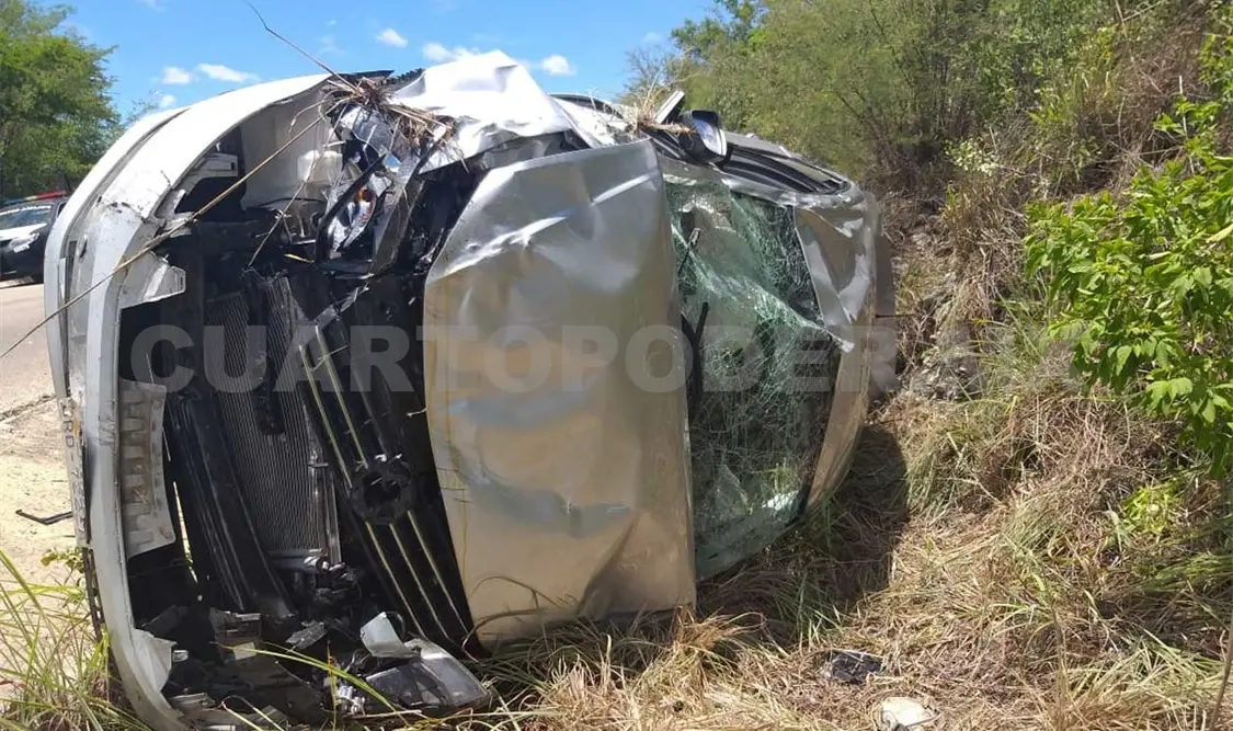 Por exceso de velocidad automóvil termina volcado