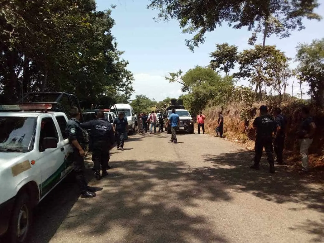 Tras la retención de las unidades, habitantes realizaron un bloqueo en donde denunciaron ataques hacia el transporte ejidal. Rafael Victorio / CP